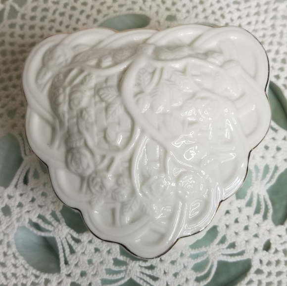Hampton Genuine Porcelain Collection Heart Shaped Floral Trinket 4.5" W - Picture 1 of 8